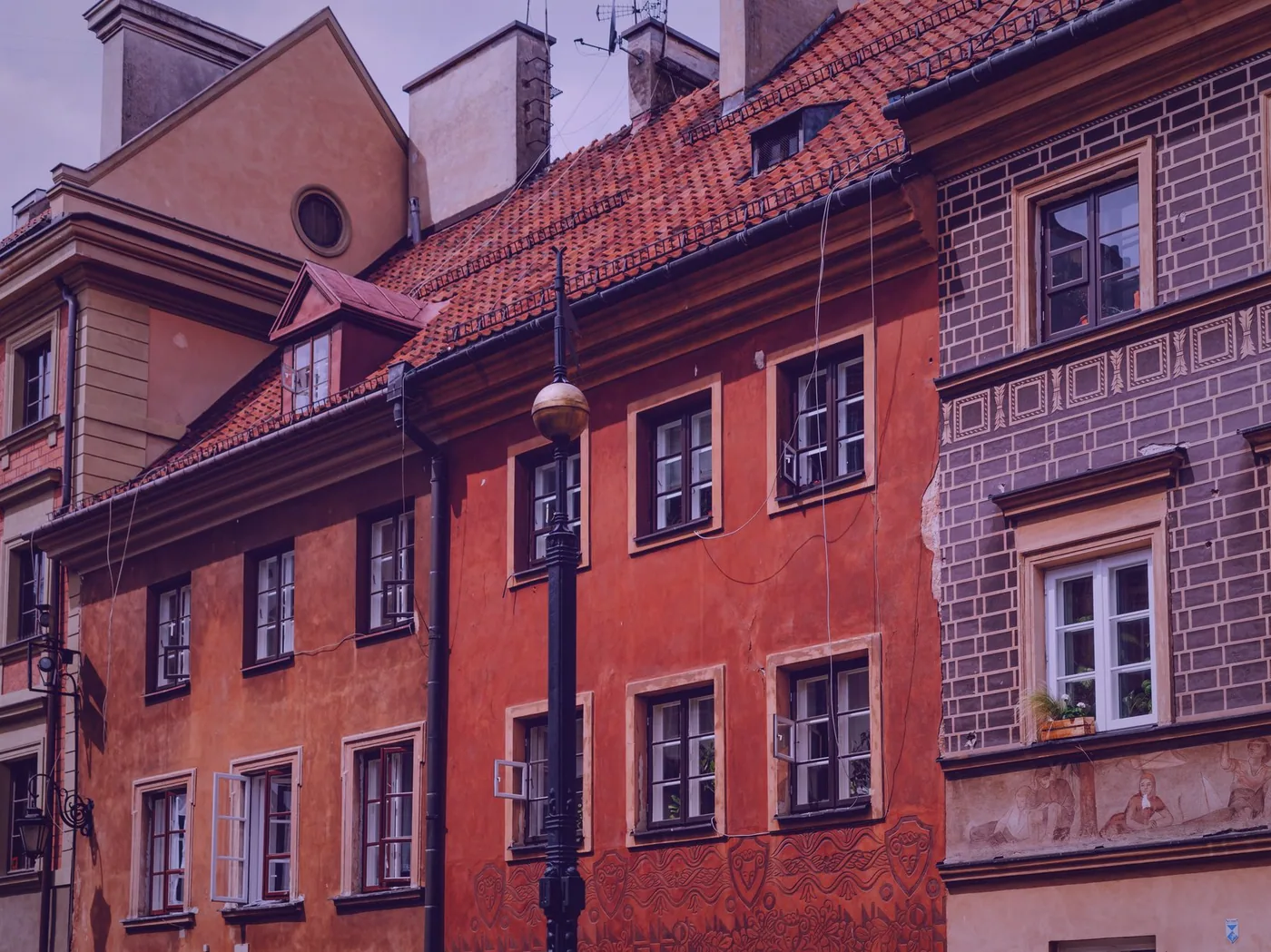 Vchod do domu z Dukelské ulice s cedulí Belcour Rive